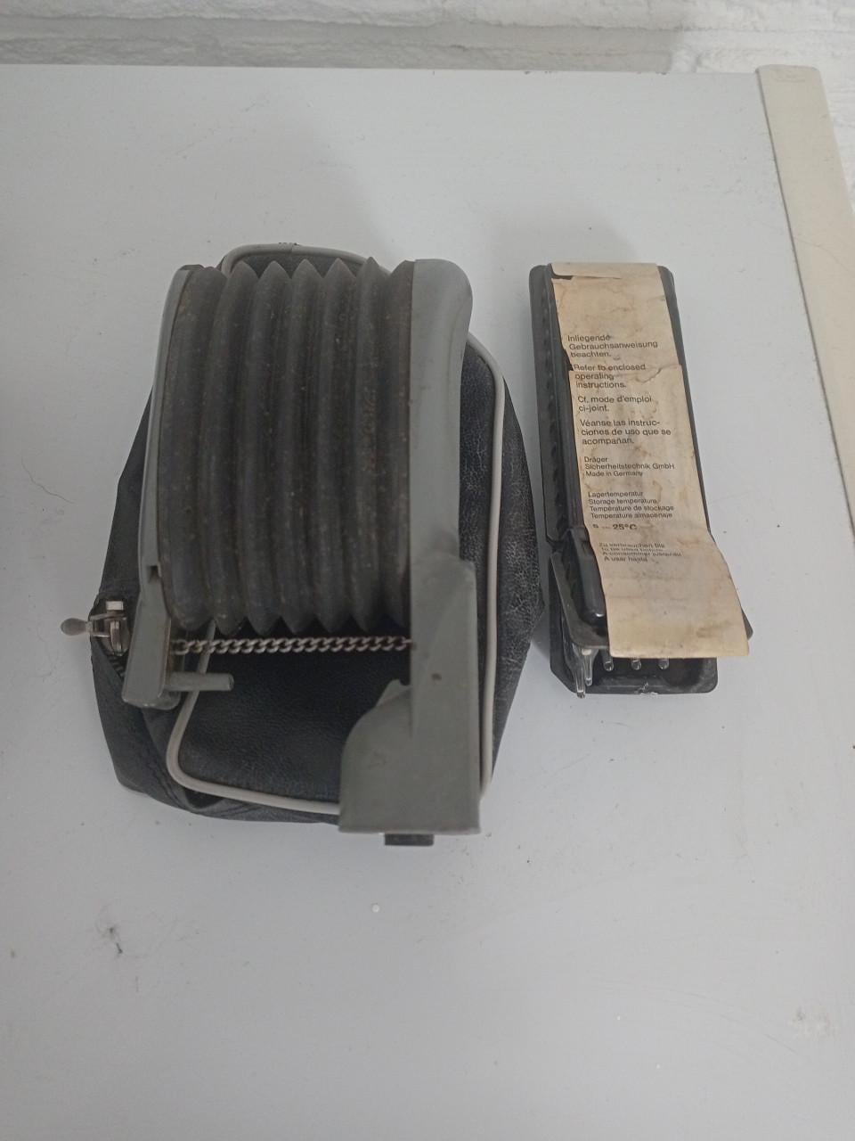 Pagers ook wel brandweerpiepers + Dräger meetapp. met meetbuisjes