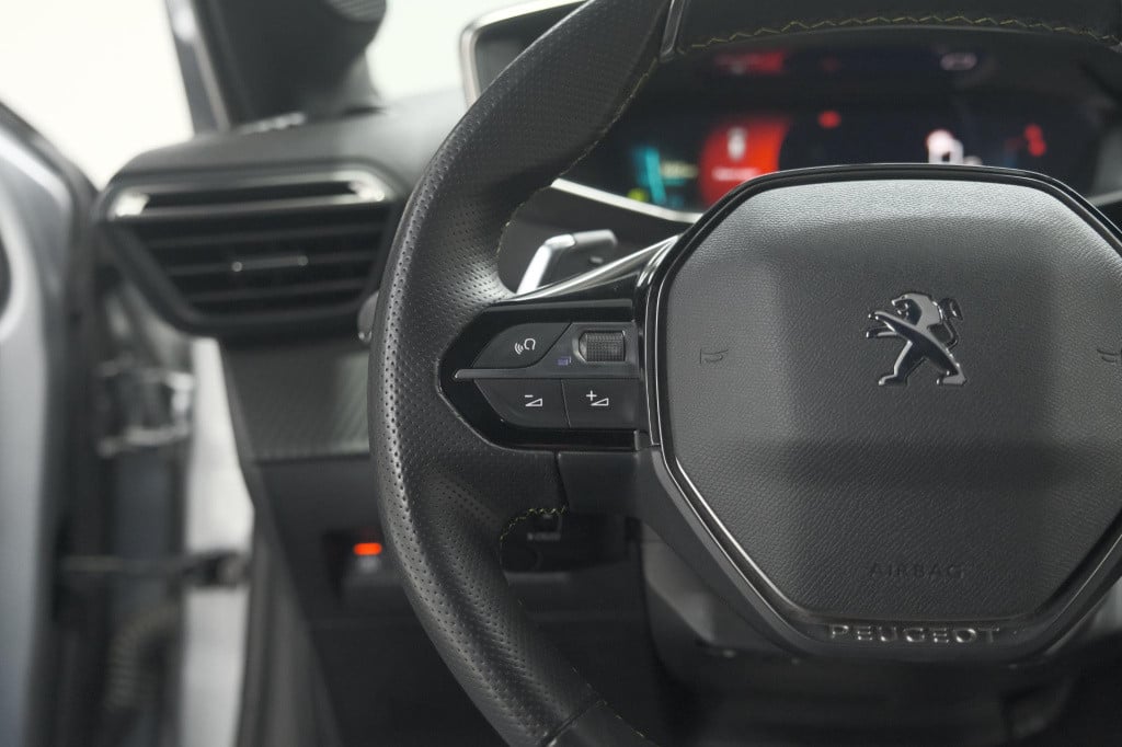 Peugeot 208 puretech 131 eat8 gt | camera | dodehoekdetectie | navigatie | 