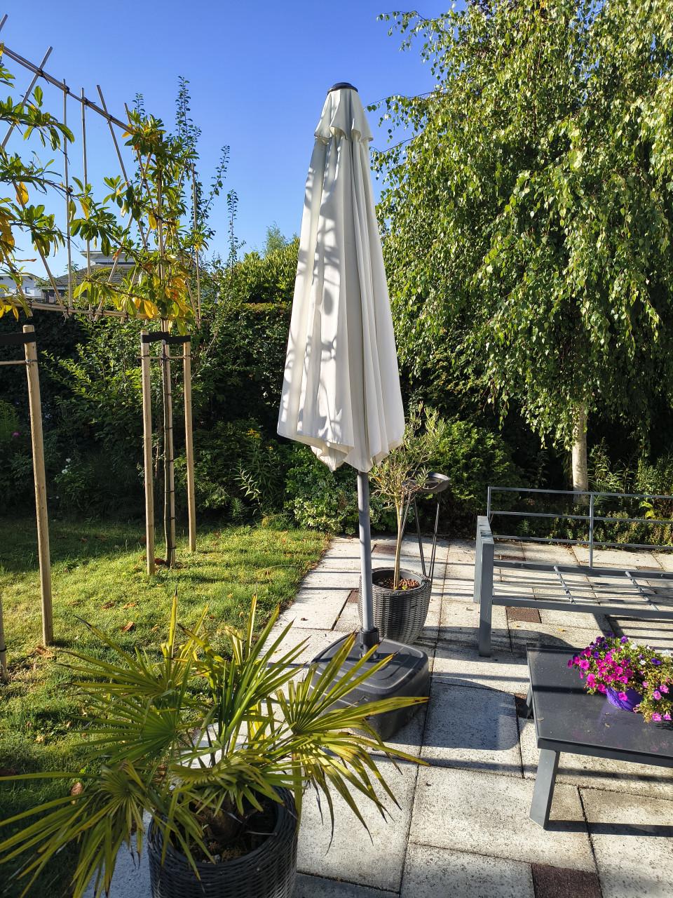 Luxe slinger parasol met voet
