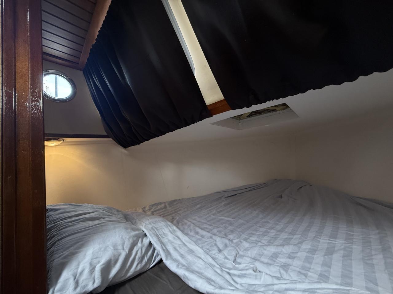 Motorboot 8 meter salonkruiser met stahoogte