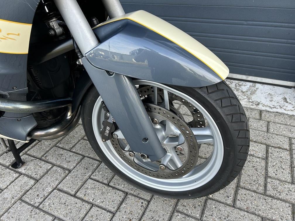 Puntgave BMW R1150RS uit 2003 met slechts 50dkm, kofferset etc, €2250,-