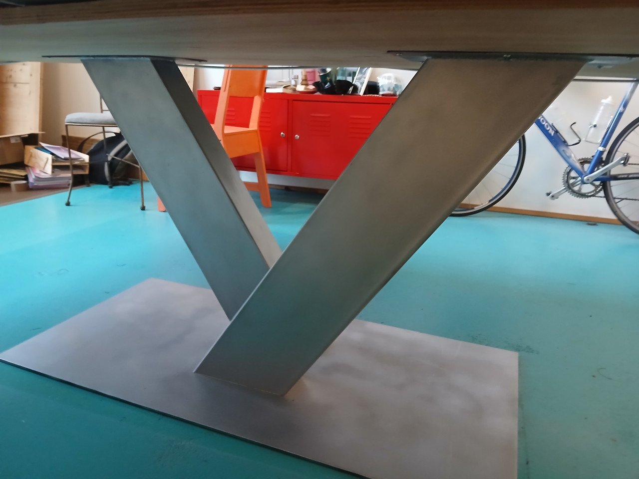 Unieke tafeltennistafel design met stalen poot en bladen