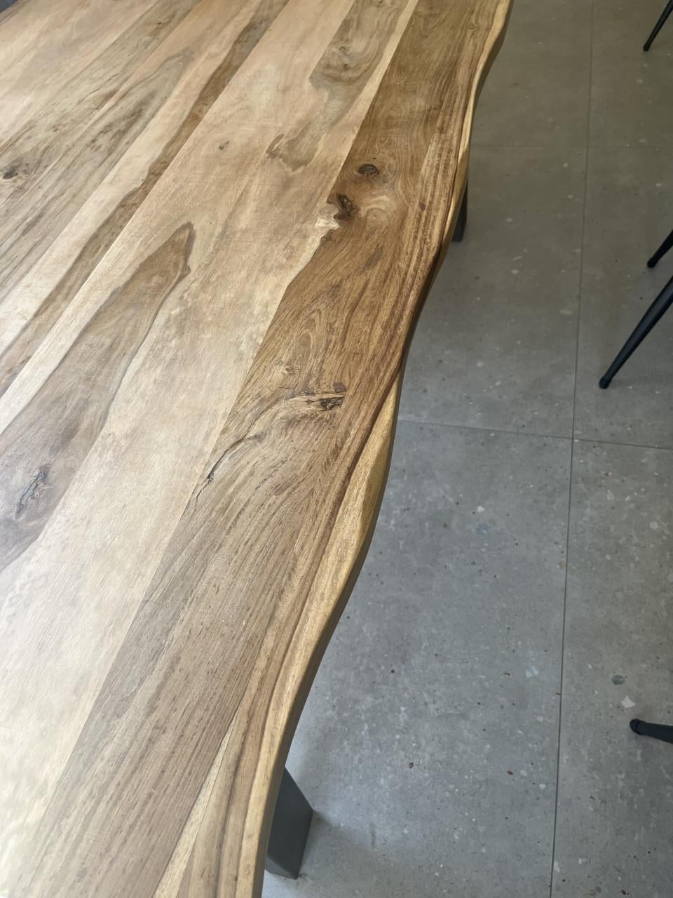 Acacia houten tafel van 190cm met een organische rand