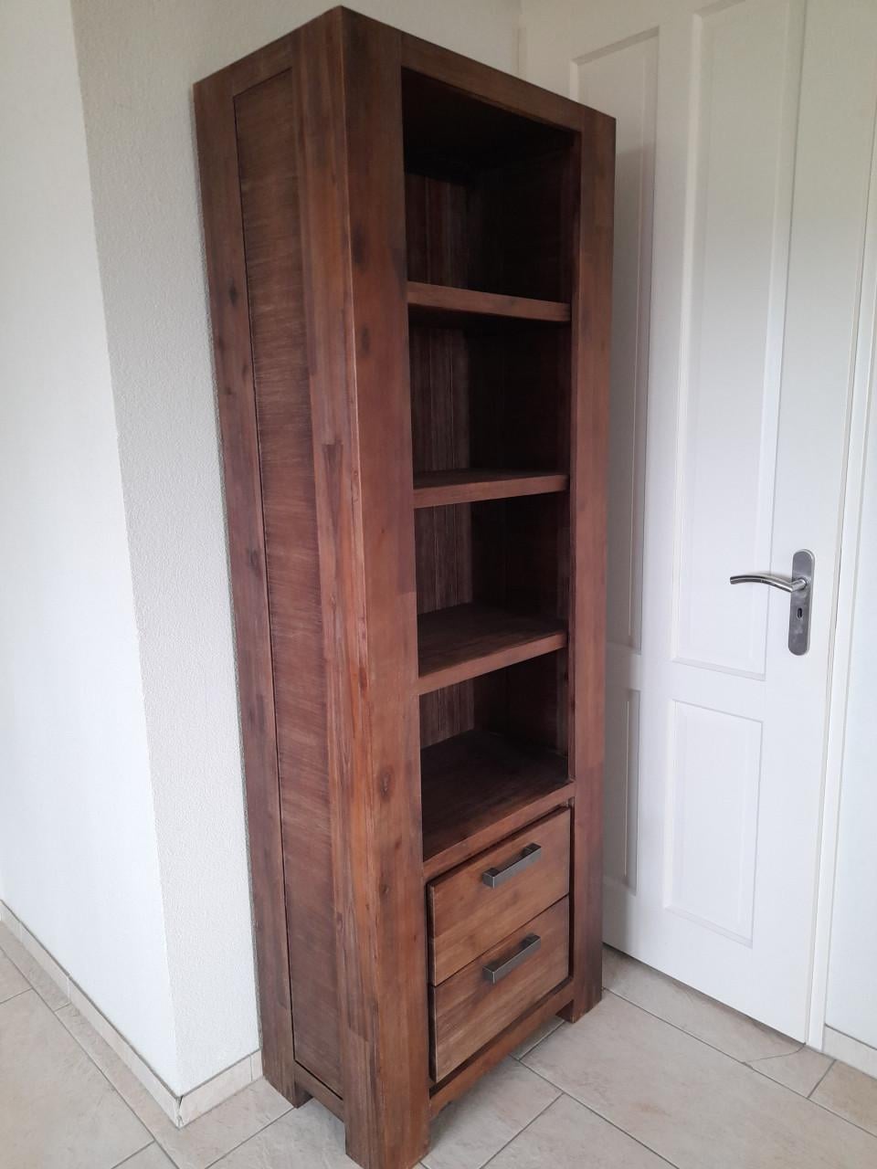 Prachtige (boeken) kast 200 x 72 x 40 (in goede nette staat )