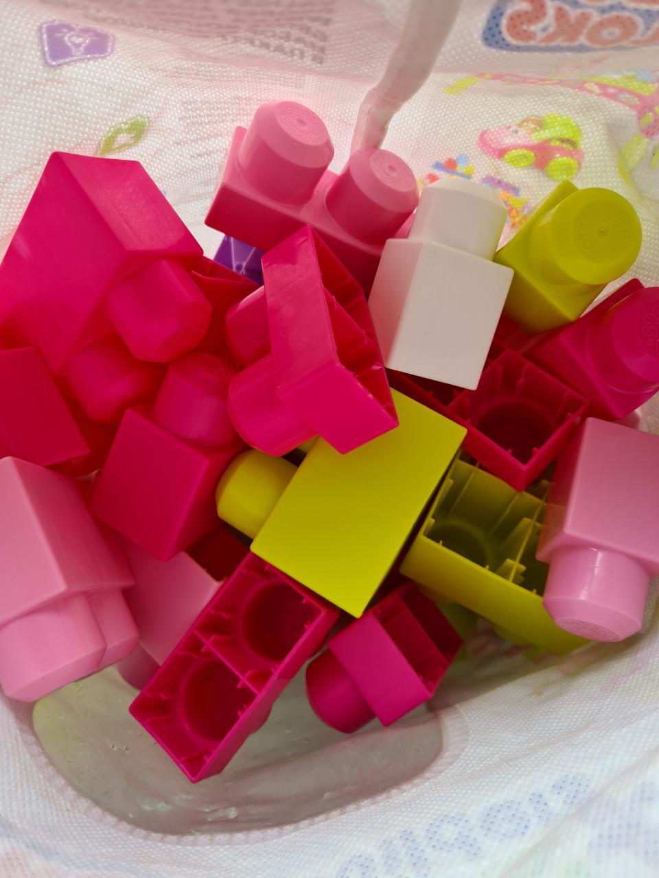 Fisher-Price Mega Bloks First Builders bouwset in een roze tas