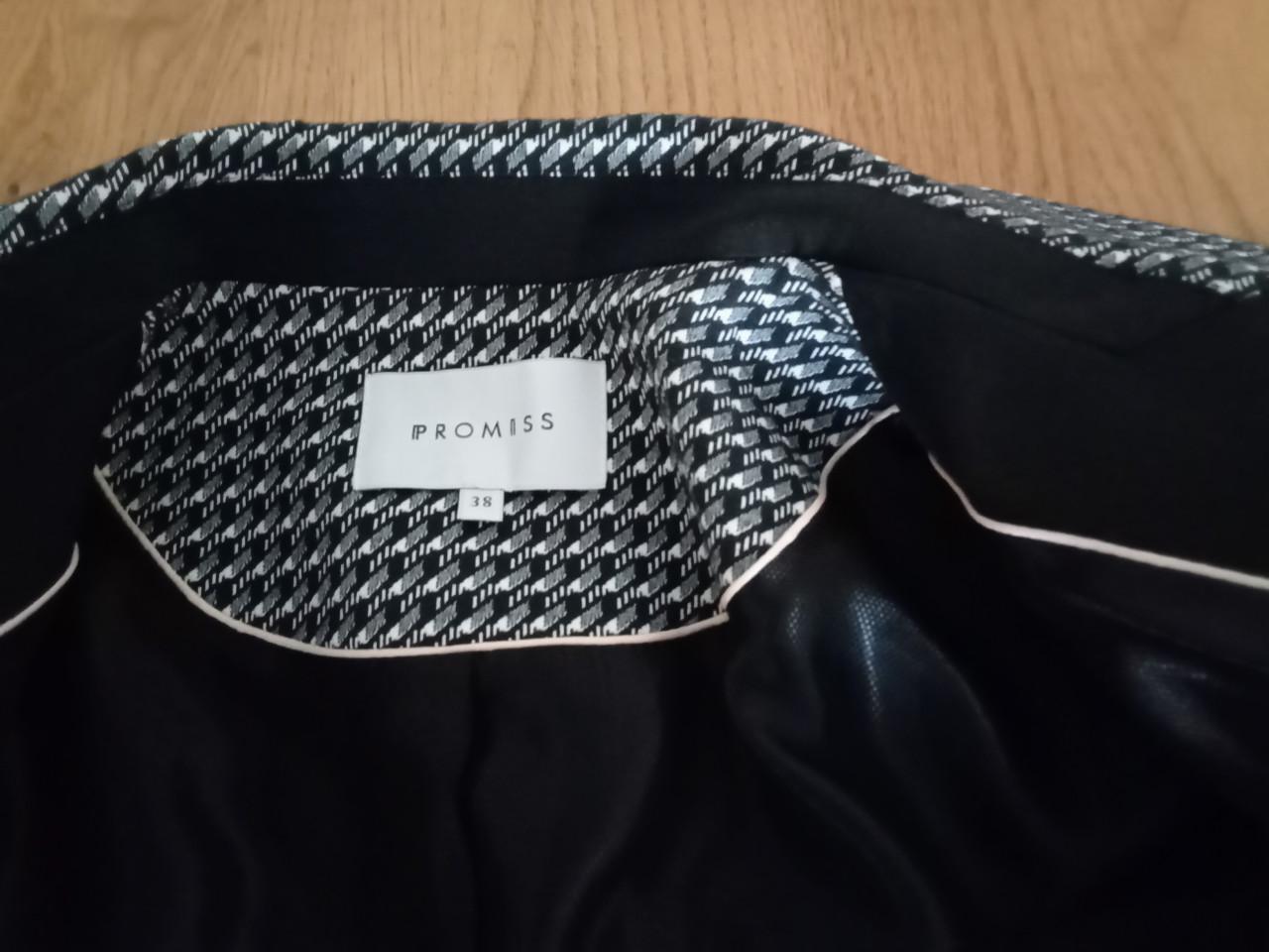 Prachtige zwart witte blazer merk Promiss