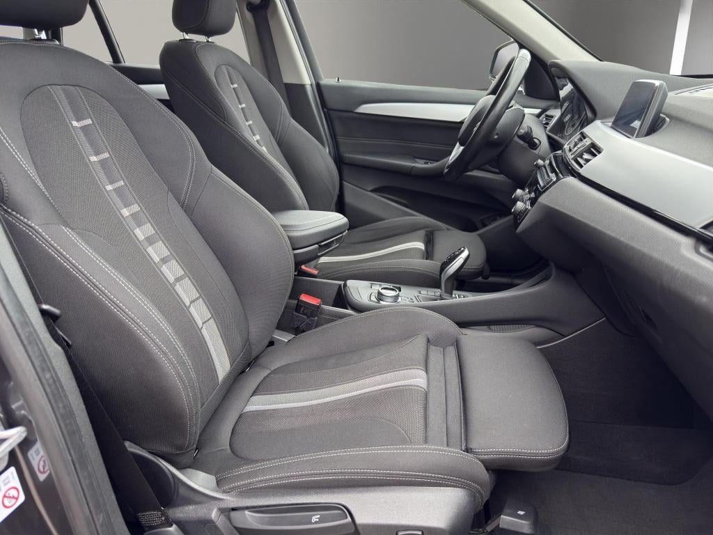 BMW X1 sdrive18i executive | verwarmde sportstoelen | camera | led | trekha