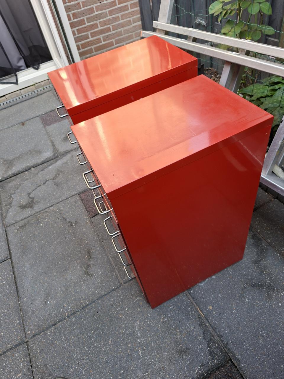 2 rode metalen ladenkastje om hobby spulletje op te bergen