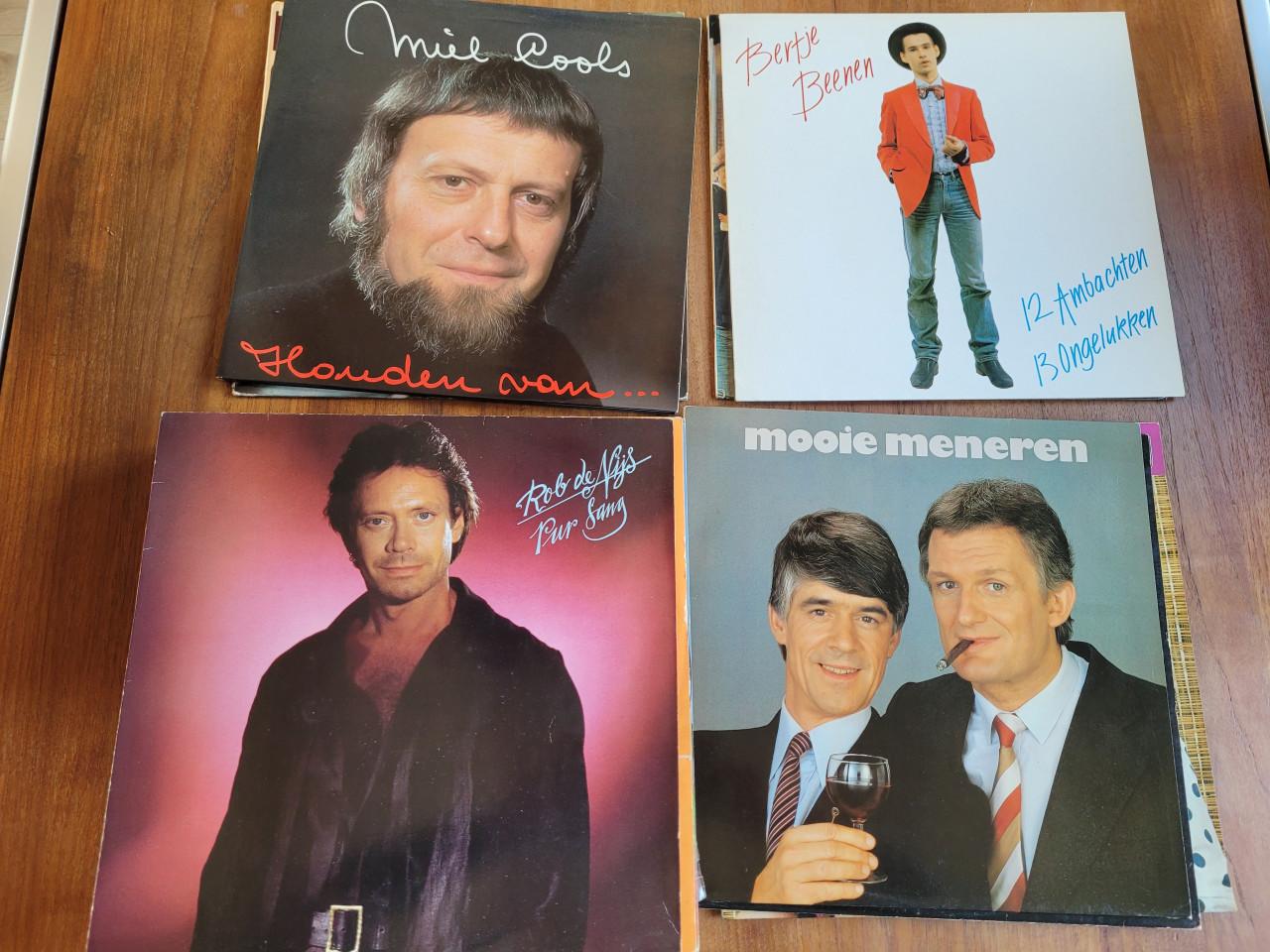 Stapel van 24 Nederlandstalige LP's