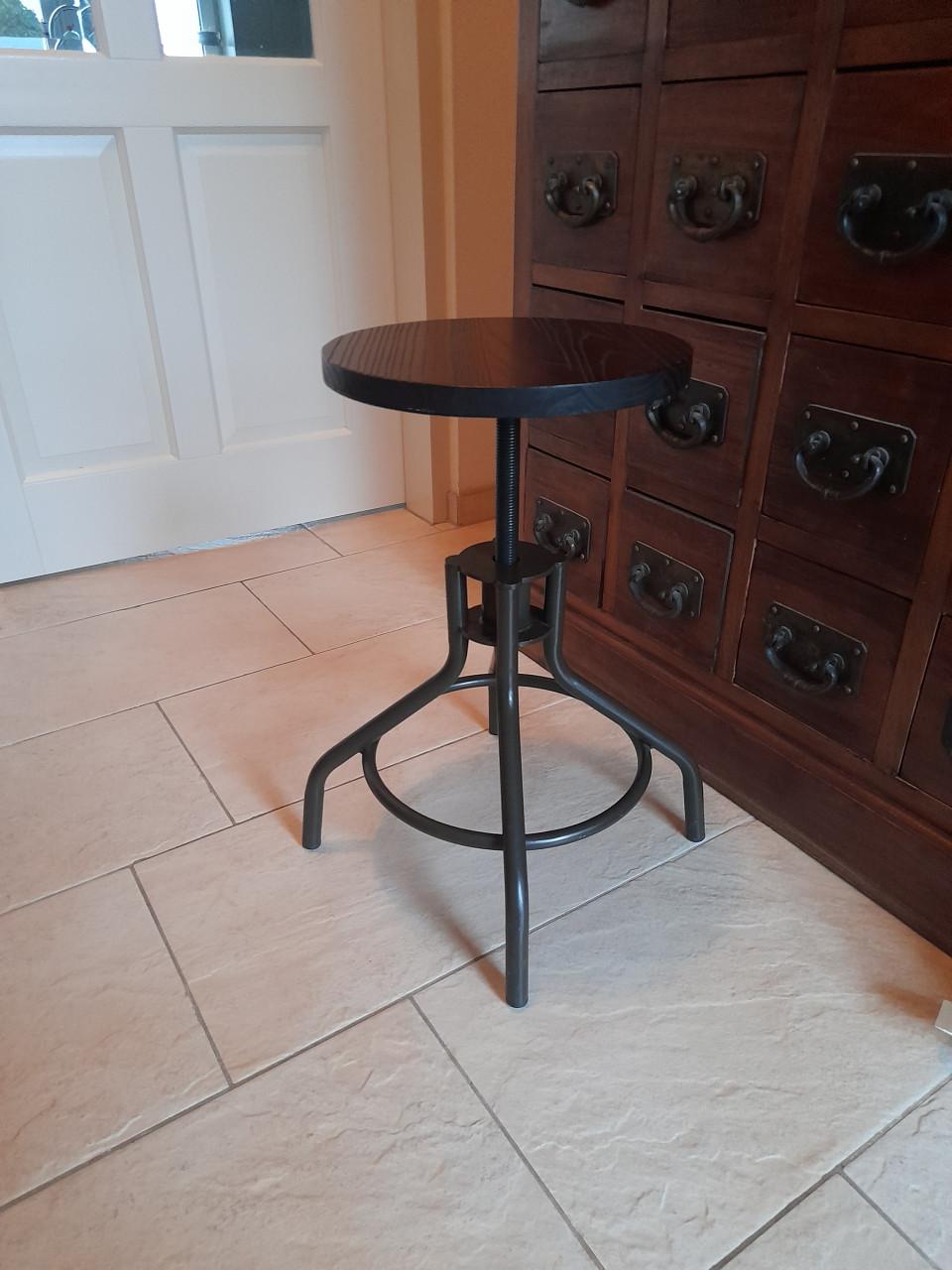Vintage draai kruk (in hoogte verstelbaar (in goede nette staat)