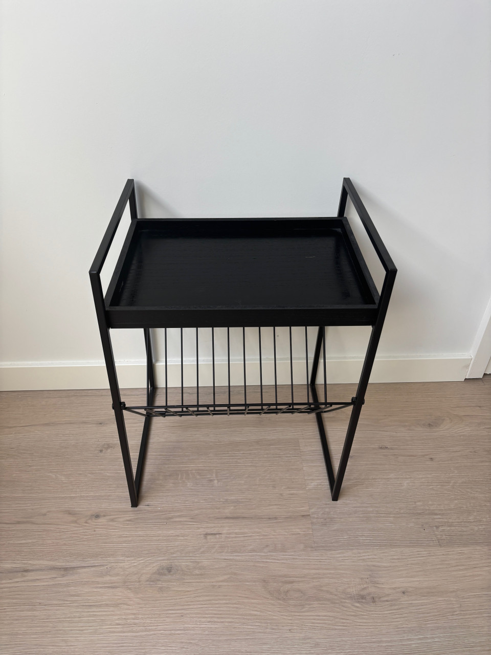 Zwarte bijzet tafel met magazine/krantenbak