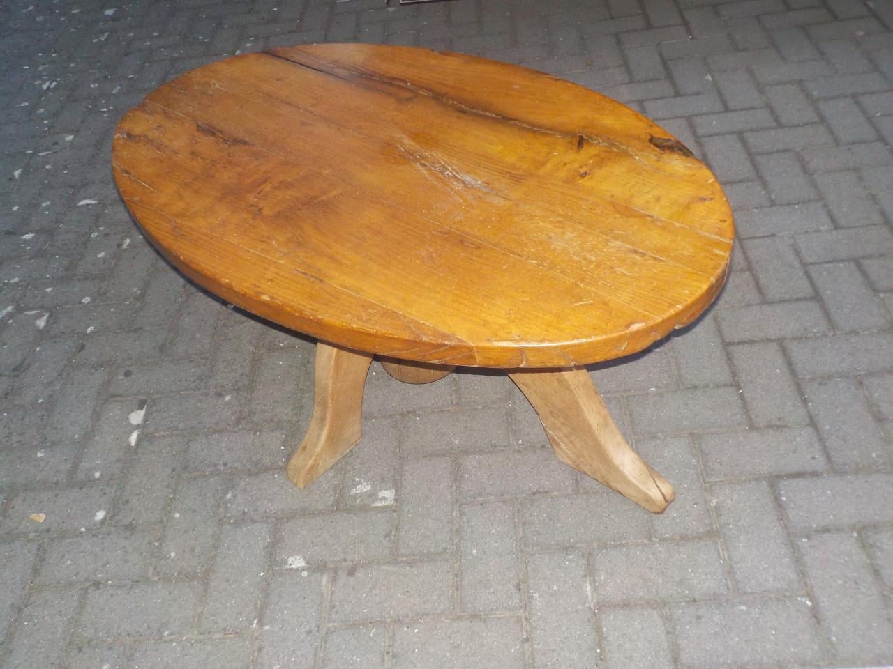 Mooie kwaliteit geheel massieve salontafel met mooie poot in goede staat