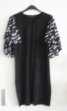 Zwarte jurk met zwart wit gestipte mouwen  maat 40-42