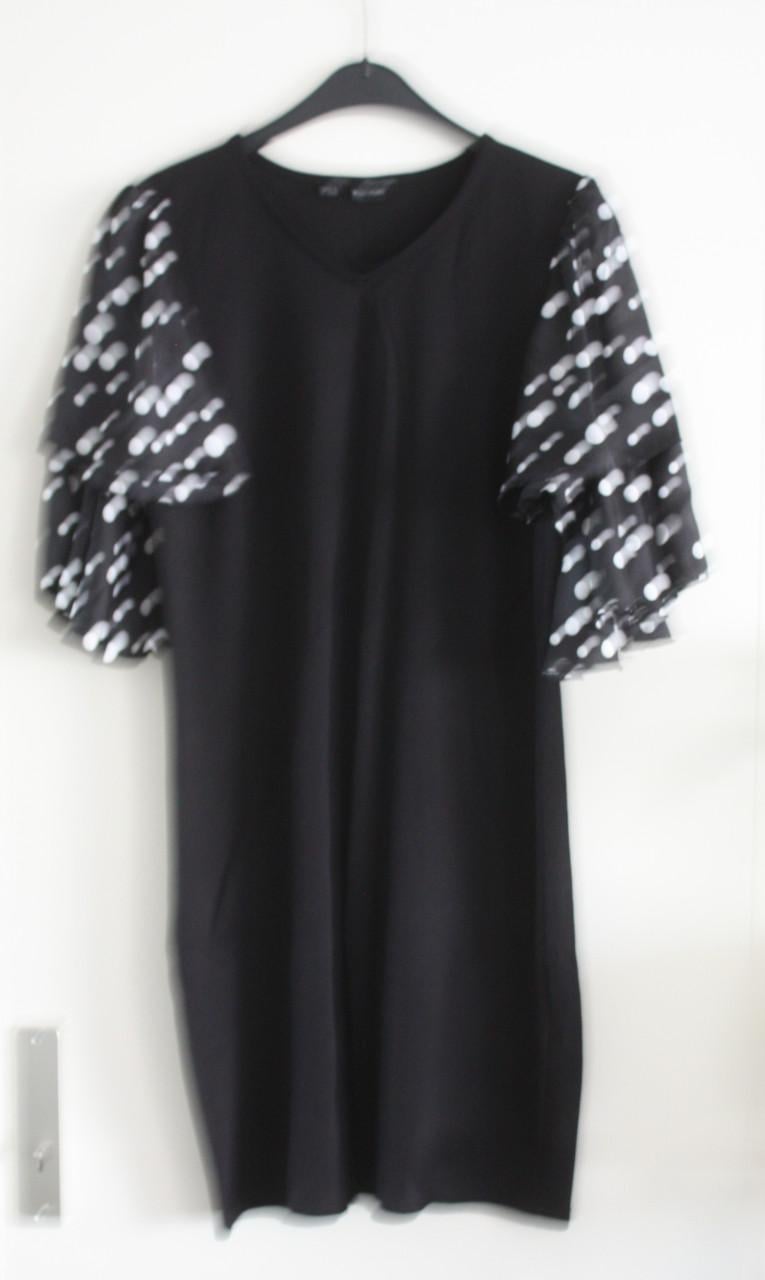 Zwarte jurk met zwart wit gestipte mouwen  maat 40-42