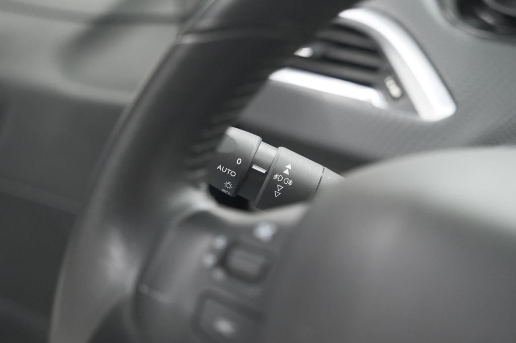 Peugeot 208 puretech 82 signature | apple carplay | parkeersensoren | navig