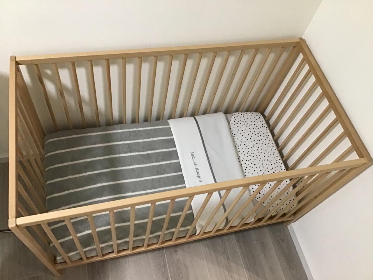 Kinderledikantje + nieuw matrasje met bijbehoren