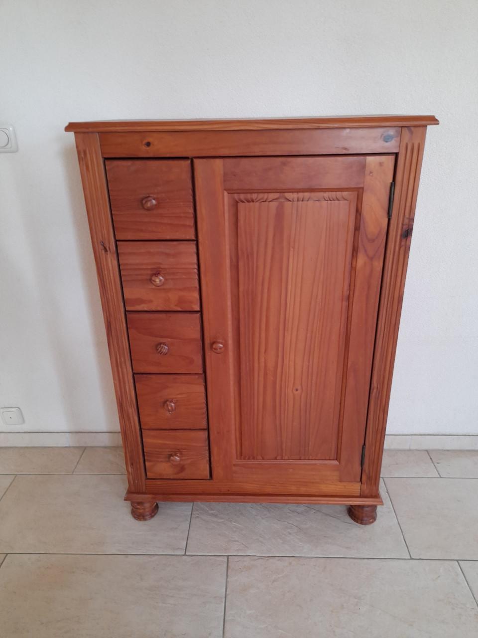 Meidenkast  121H x 38 x 82 ( in goede staat )