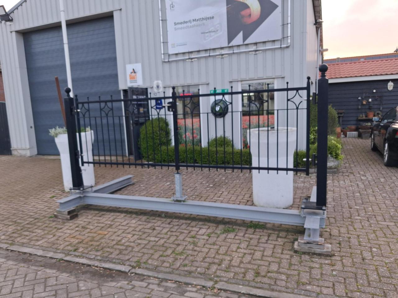 Smeedijzeren poort te koop