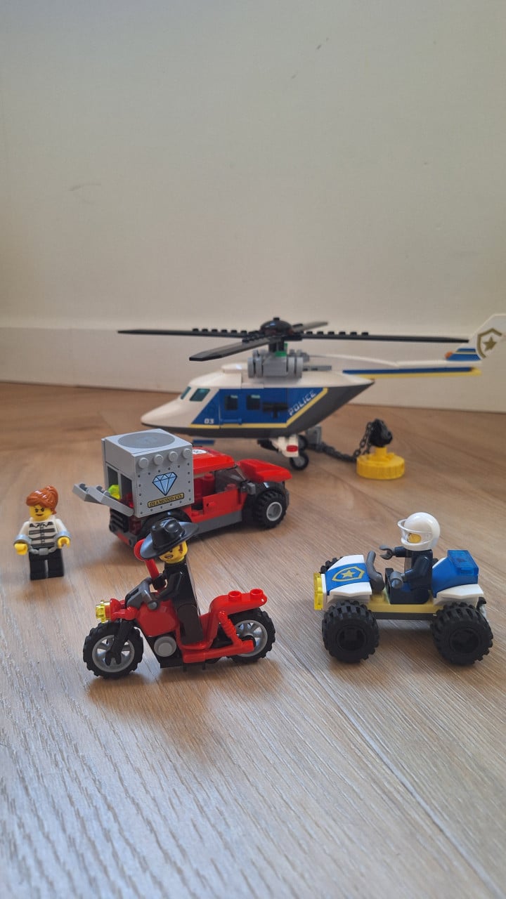 Lego city Helikopter achtervolging (60243)