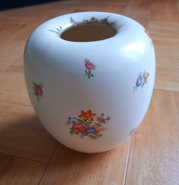 Vaas van Ned. Kon. Plateelbakkerij Gouda.