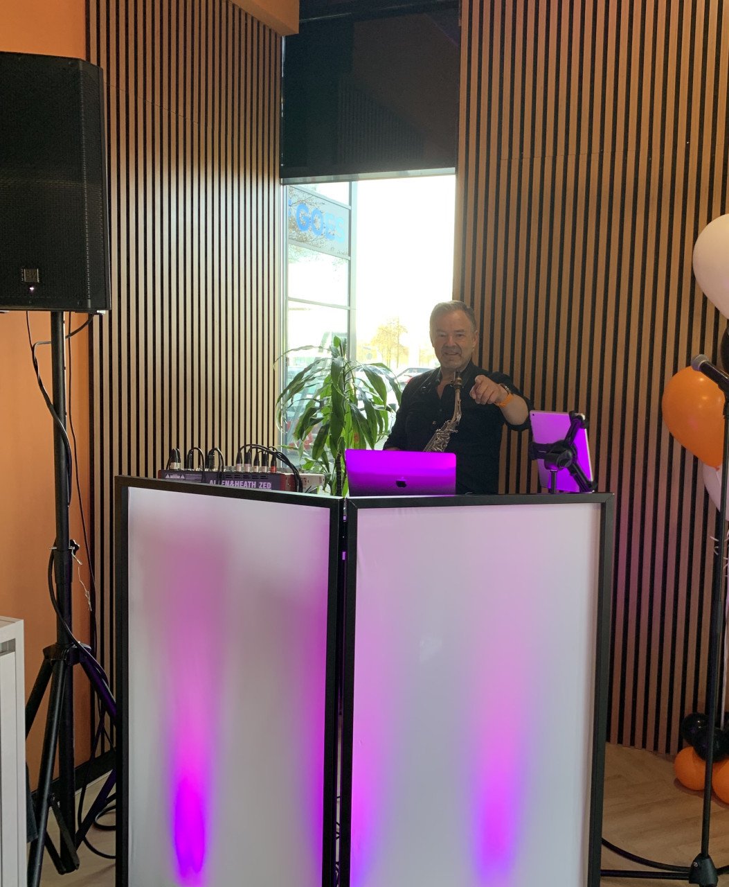 DJ & Saxofonist in één persoon? Kan gewoon!