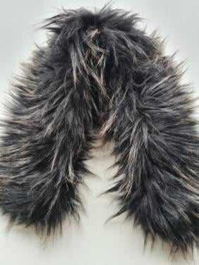 Zwart / grijs gemêleerd, imitatiebont (faux fur) kraag of stola.