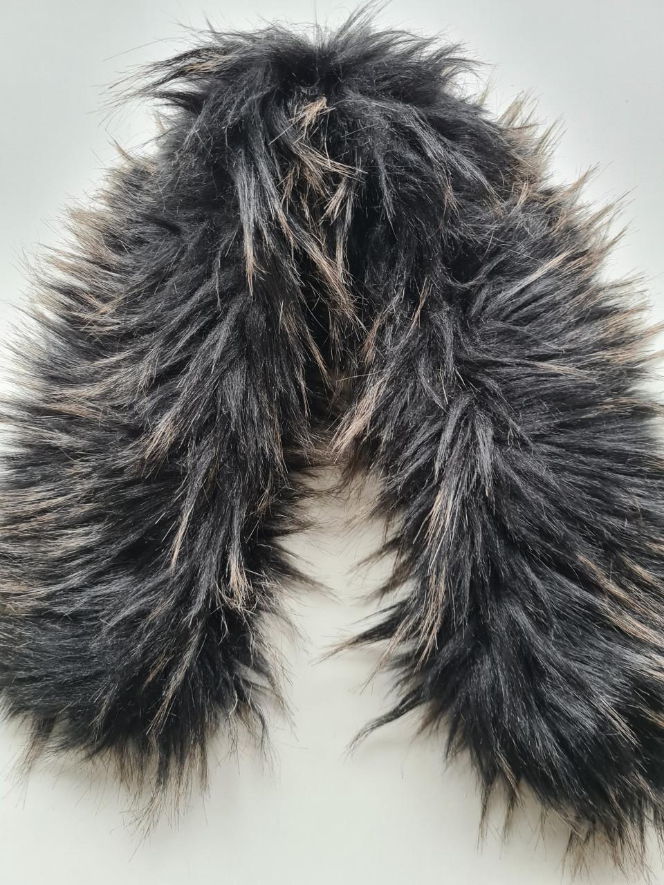 Zwart / grijs gemêleerd, imitatiebont (faux fur) kraag of stola.
