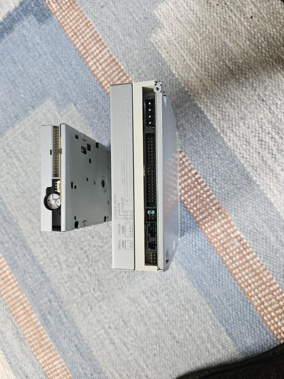 Gratis, cd/dvd speler, en diskette station.