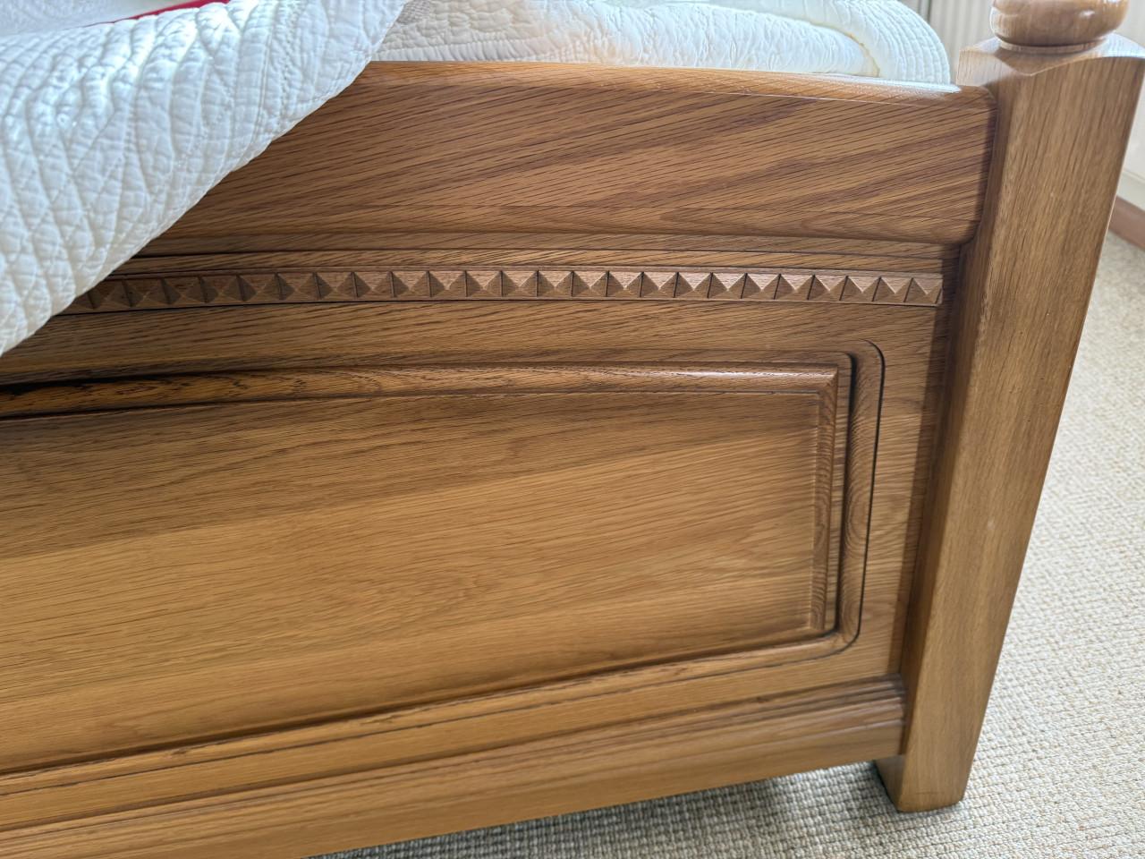 Ledikant Eiken. 1 Elektr /1 Hand bediening. 2 Matr,2 Latt bodem. 2 Nachtk.