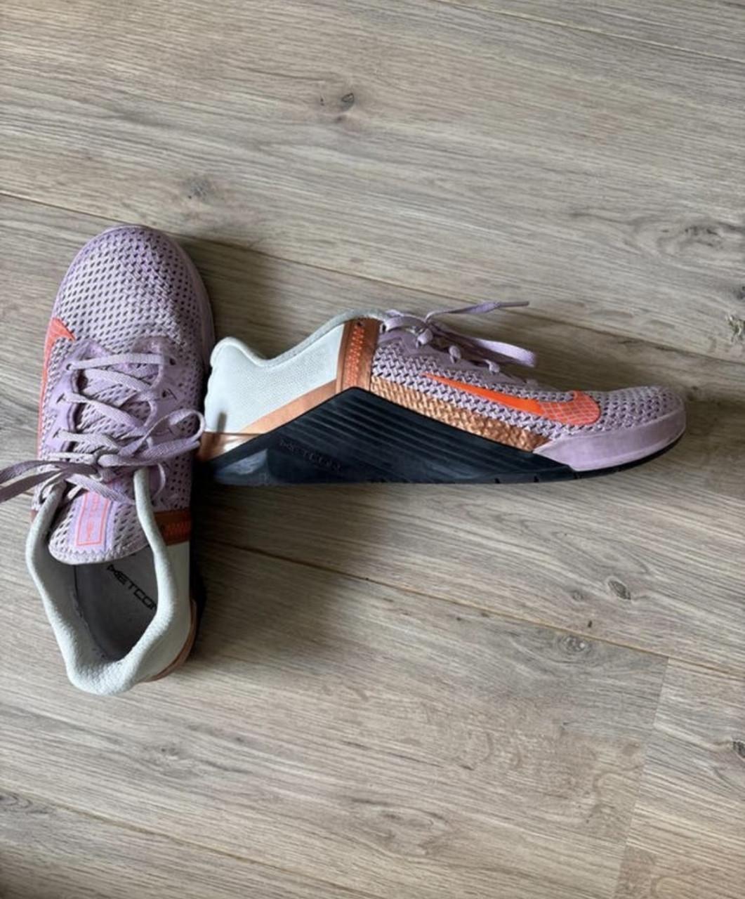 Diverse enkellaarsjes en sportschoenen