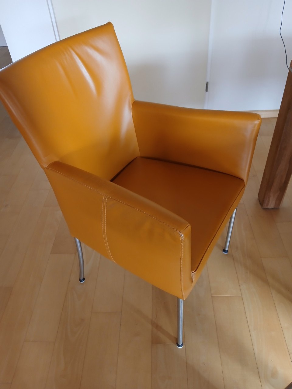 Eethoekstoelen, merk Ferrara met leren bekleding en RVS poot.
