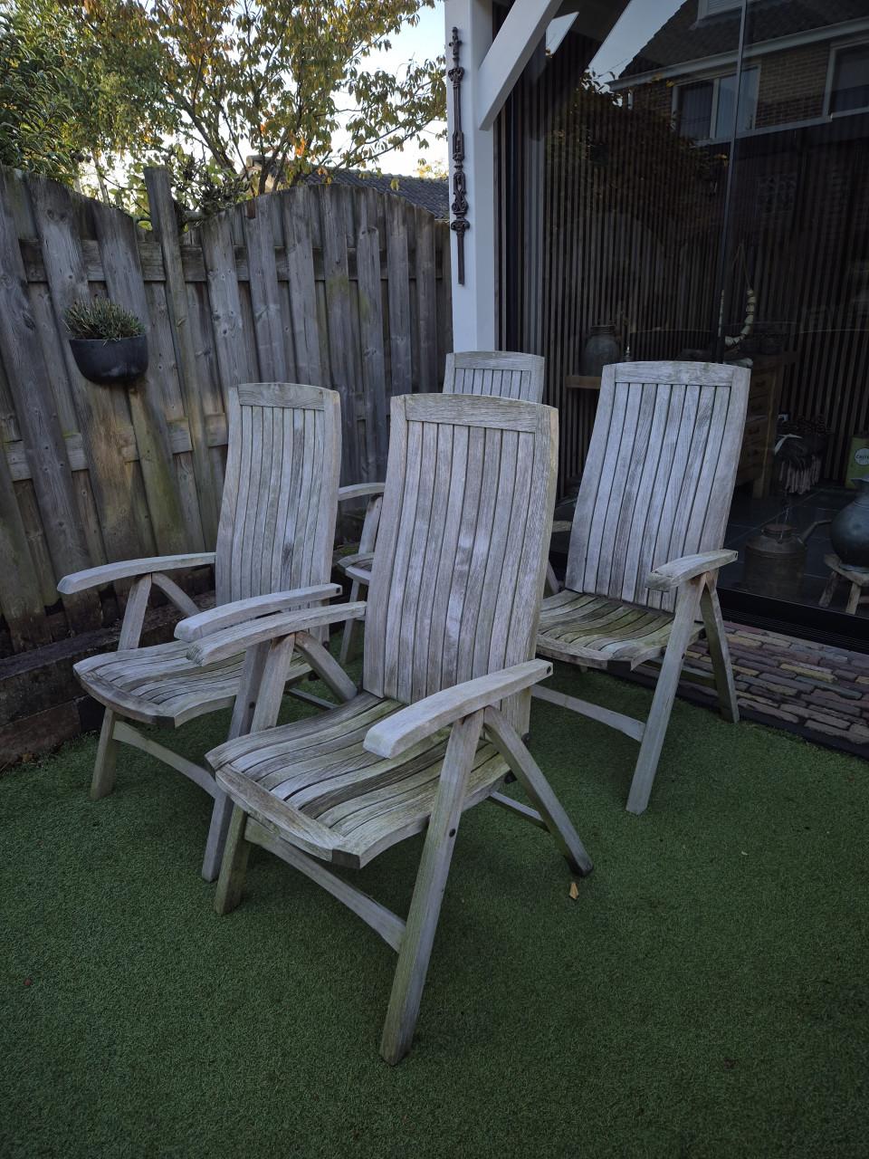 Teakhouten tuinset plus 4 kussens.