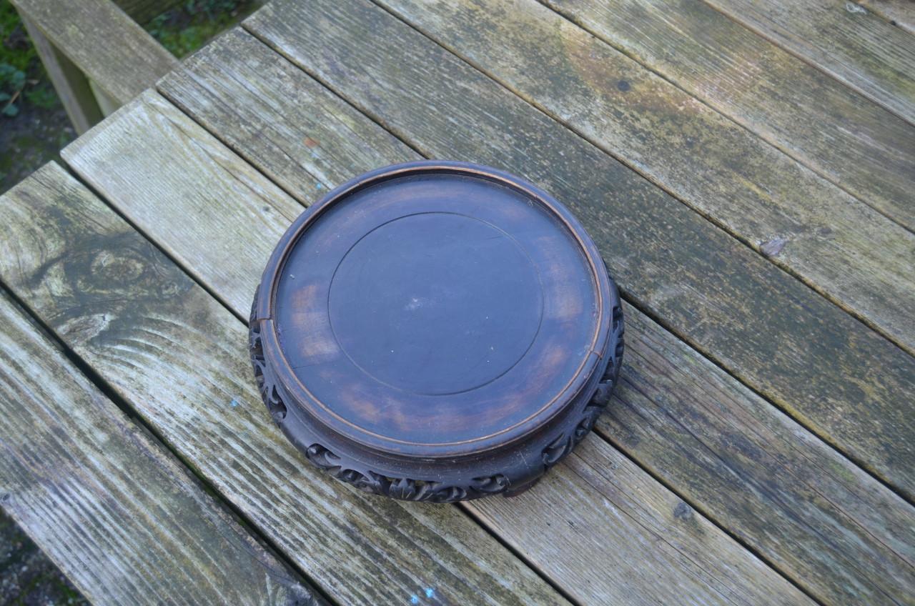 Flinke gesneden Chinese onderzetter voor een vaas