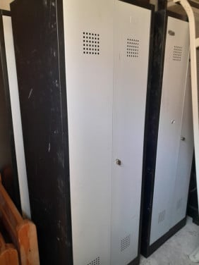 Metalen Lockerkasten 2 deurs iets beschadigd