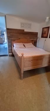 Tweepersoonsbed geloogd grenen