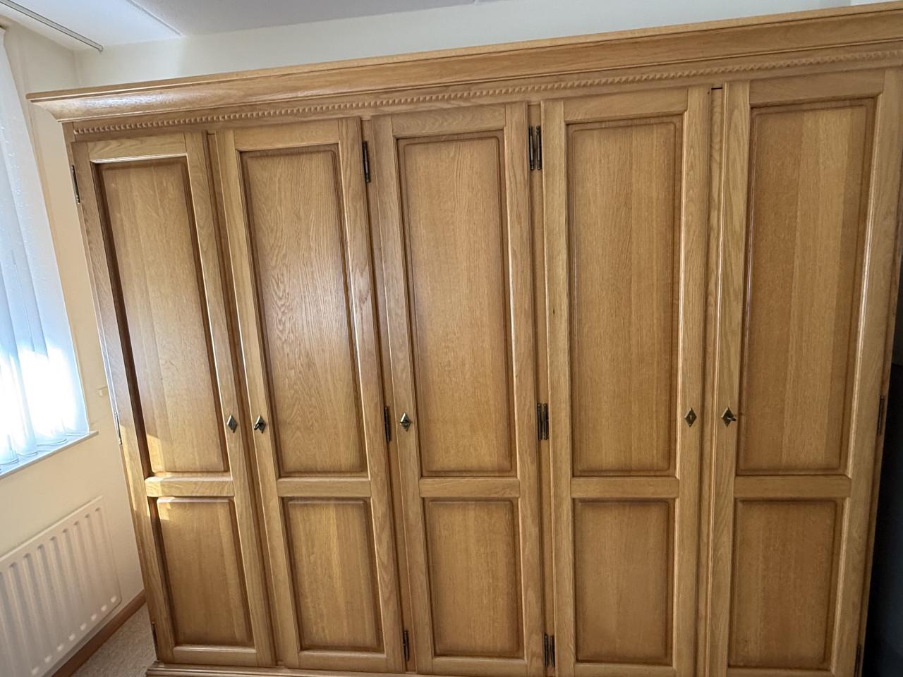 Massief Eikenh 5 deurskast. Hang en leg. In perfecte staat. Zonder krasje.