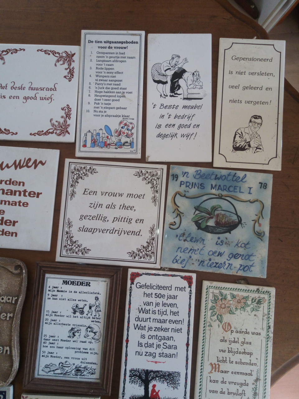 Groot aantal spreuktegels.