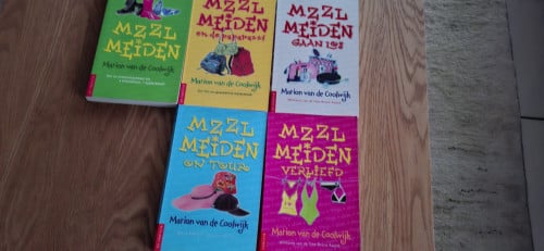 5 boekjes uit de serie MAZZL MEIDEN