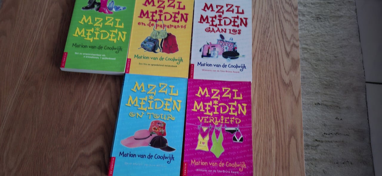 5 boekjes uit de serie MAZZL MEIDEN