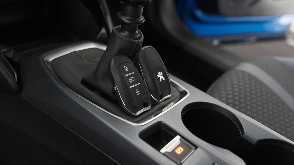 Peugeot 2008 puretech 130 allure | trekhaak | camera | apple carplay | stoe