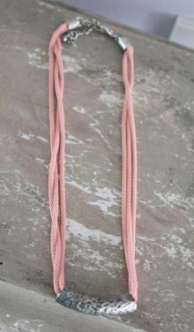 Roze  ketting met zilver kleurige hanger