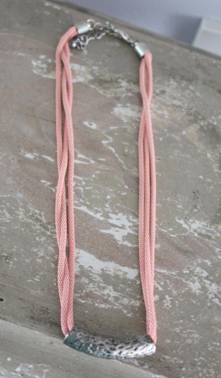 Roze  ketting met zilver kleurige hanger