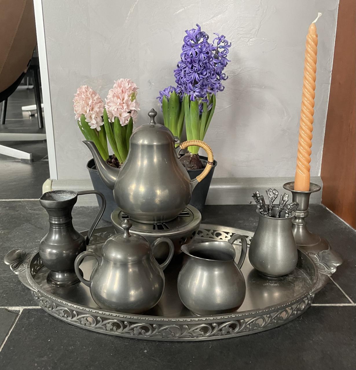 Tinnen theeservies met dienblad