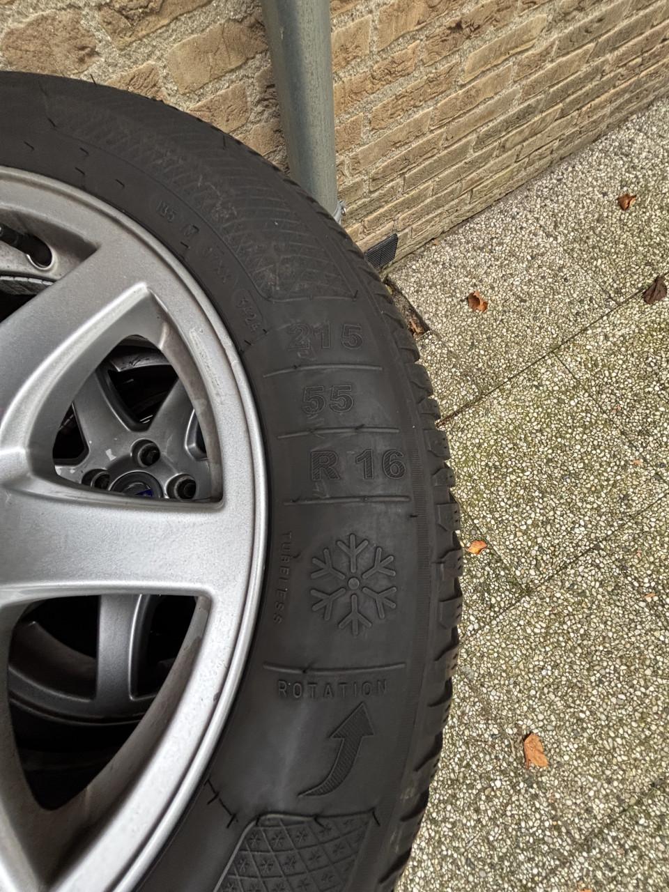 Set winterbanden op Volvo velgen