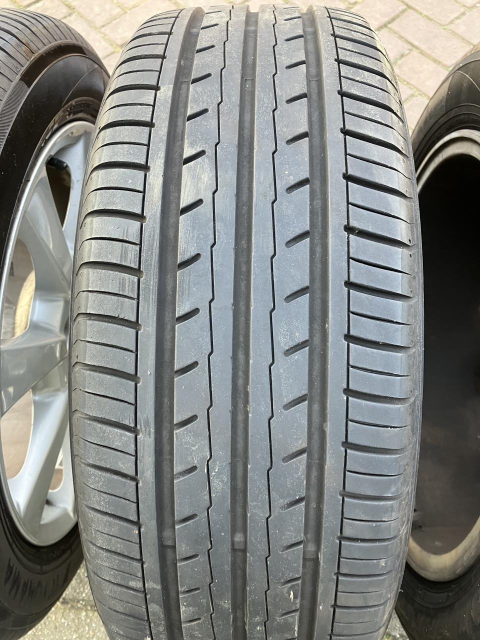 Winterbanden en originele velgen Toyota Avensis