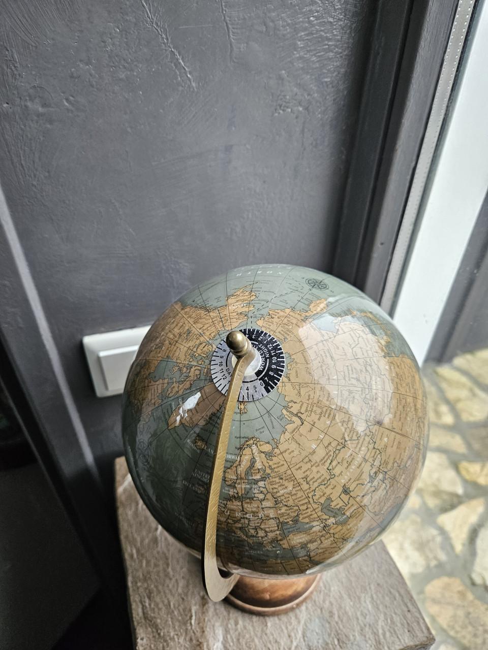 Heel mooie wereldbol met beige en grijze kaart op mango voet