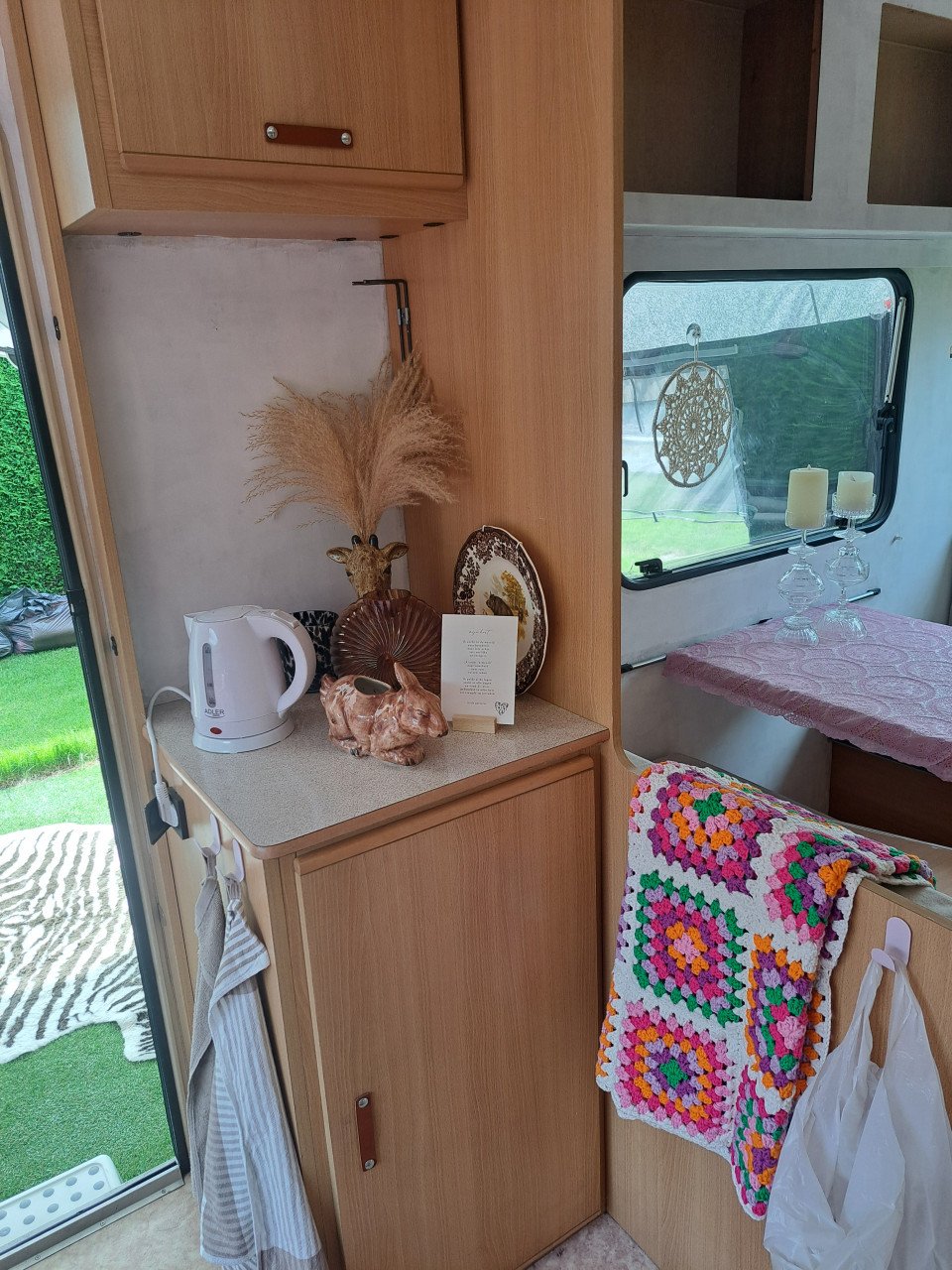 Adria 4158 TD caravan met voortent – charmant project met potentieel!