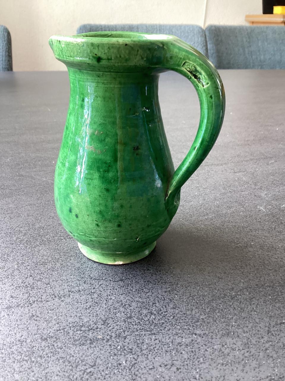 Vintage Kannetje.  Groen geglazuurd aardewerk.