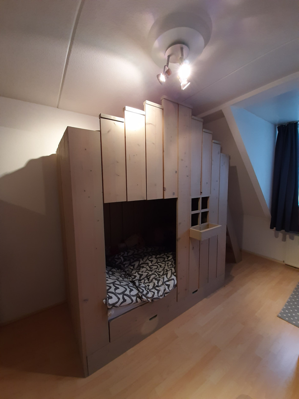 Huisjesbed met trapgevel