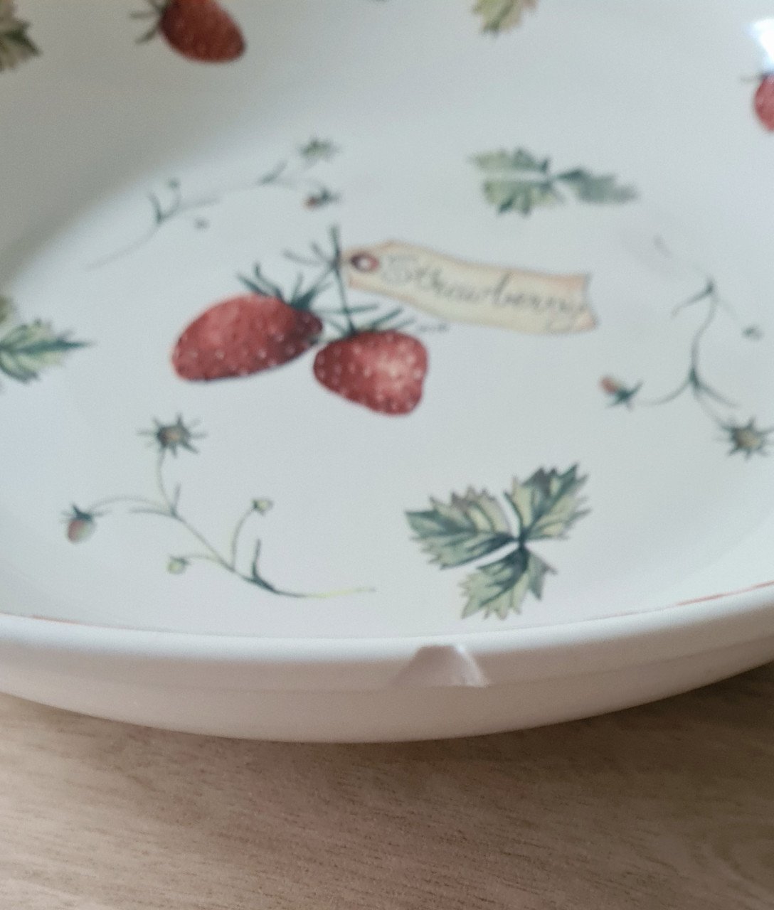 Grote schaal van het aardbeienservies van Jet ter Steege